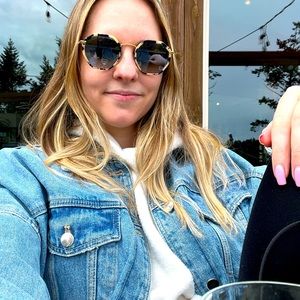 Meet your Posher, Caitlin